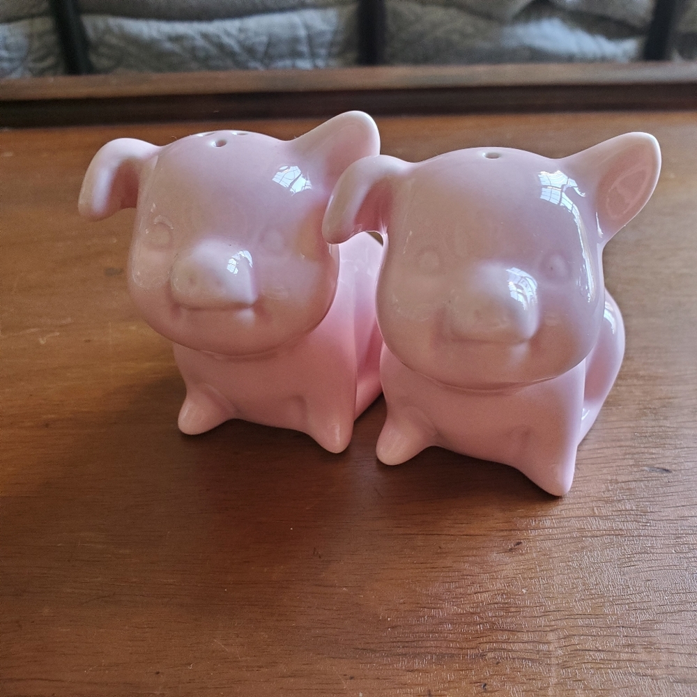 Sitting Pink Pigs Piglets Porcelain Salt and Pepper Shakers Farm Animal